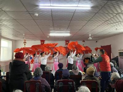 青春暖夕陽(yáng)，志愿?jìng)鳒厍椤仪f共青團(tuán)組織青年志愿者開(kāi)展“寸草心”愛(ài)老敬老活動(dòng)